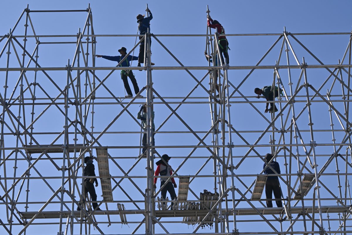 NR-18 em 2026: checklist para proteções contra quedas e andaimes multidirecionais