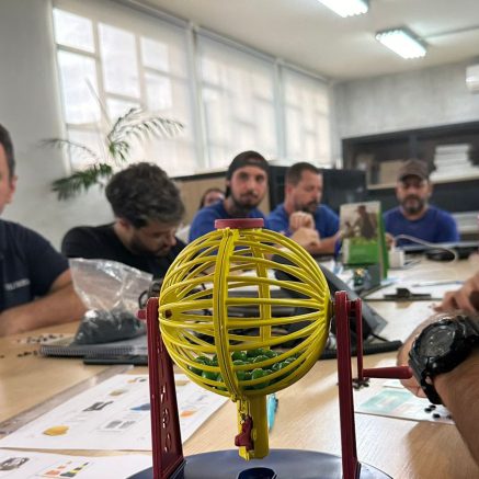 Globo de bingo da segurança em dinâmica de SIPAT