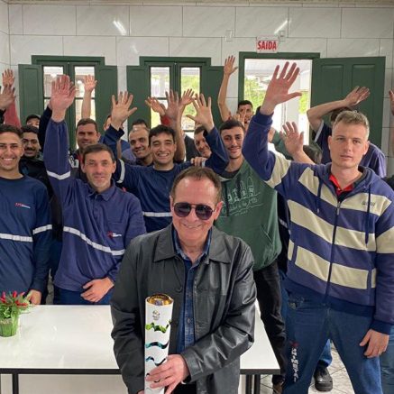 Equipe de operadores uniformizados comemorando ao final de um treinamento