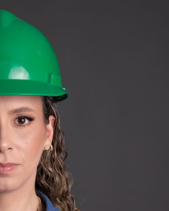 Engenheira de segurança do trabalho da Mais Proteção com capacete verde, em Criciúma